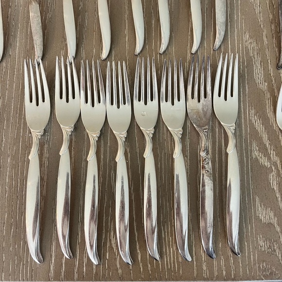 1956 Roger Bros. Silver Plate Service For 8 and Serving Ware in Flair Pattern - Picture 3 of 11